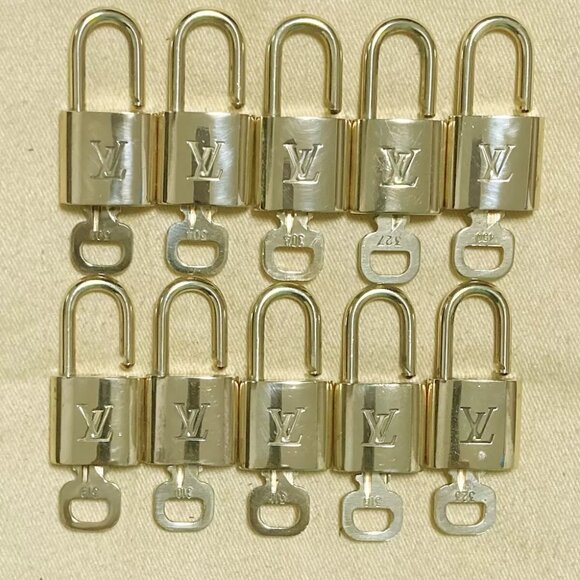 LOUIS VUITTON LV 10 SET PADLOCK KEY CHARM CADENA GOLD-PLATED FRANCE - Picture 1 of 4